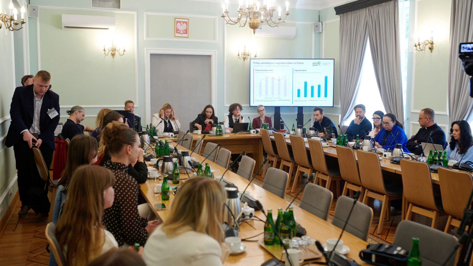Zdjęcie tekstu notatki prasowej dotyczącej debaty o zaginięciach młodych ludzi w Sejmie RP.
