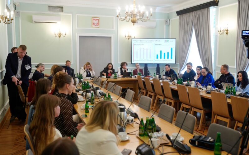 Zdjęcie tekstu notatki prasowej dotyczącej debaty o zaginięciach młodych ludzi w Sejmie RP.